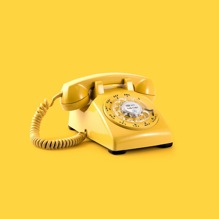 Gelbes Wählscheibentelefon