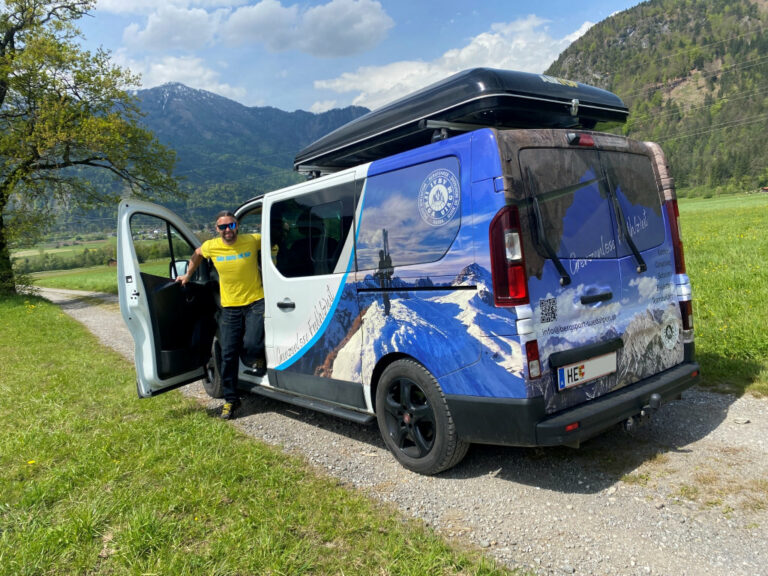 Großflächig beschrifteter Transporter von Hofer Druck Seeboden für Bergsport Südalpen