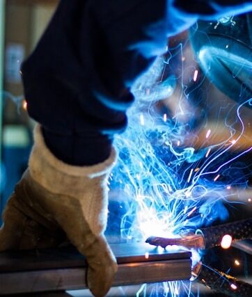Mitarbeiter eines Industriebetriebs in einheitlicher zertifizierter Schutzkleidung